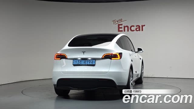 Tesla Model Y 4