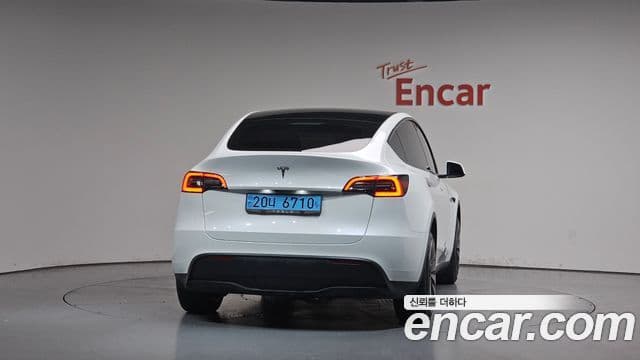 Tesla Model Y 4