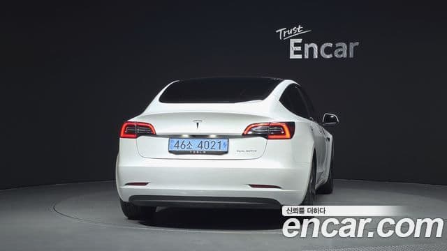Tesla Model 3 4