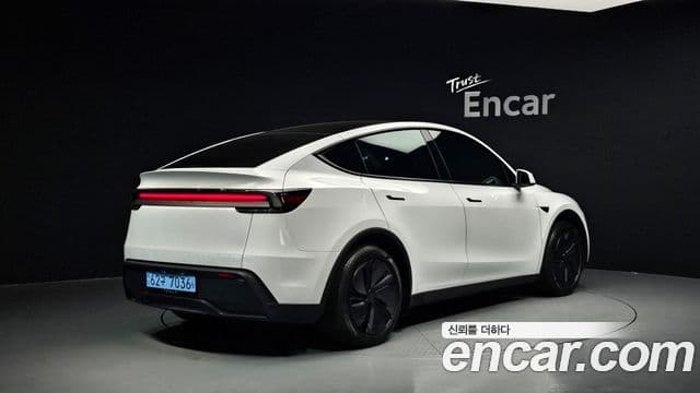 Tesla Model Y 2