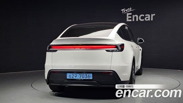 Tesla Model Y 4