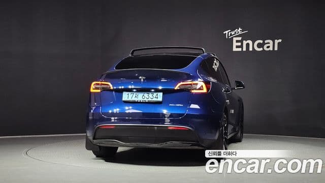 Tesla Model Y 4