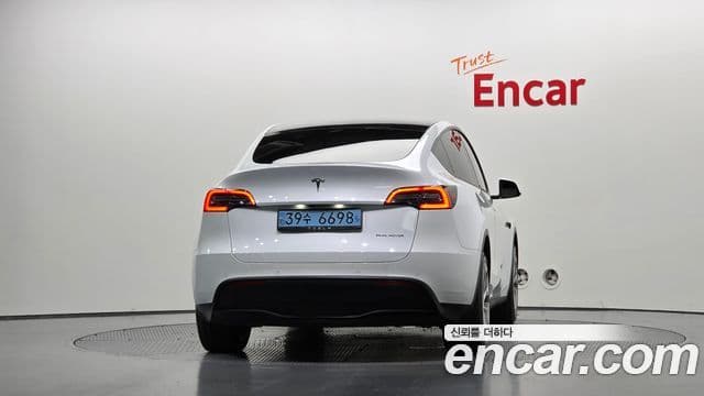 Tesla Model Y 4