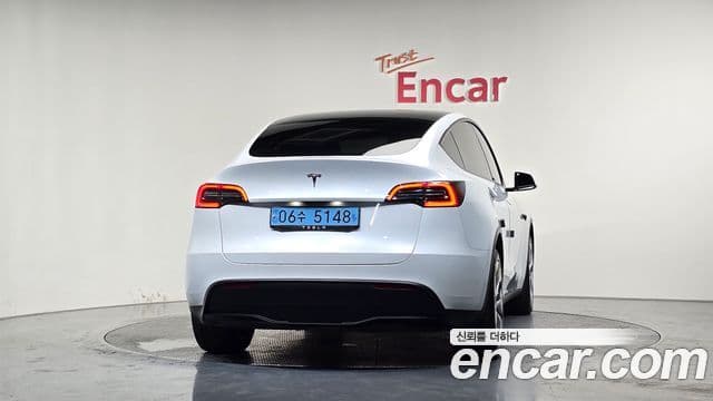 Tesla Model Y 4