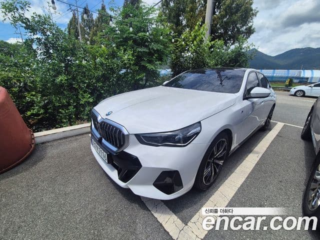 BMW 5 Series (G60)