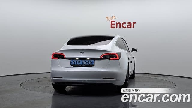 Tesla Model 3 4