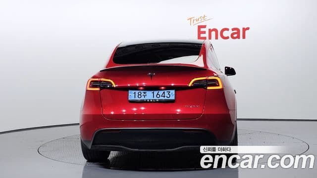Tesla Model Y 4