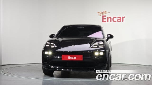 Porsche Macan EV 3