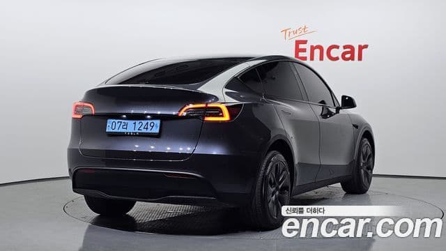 Tesla Model Y 2