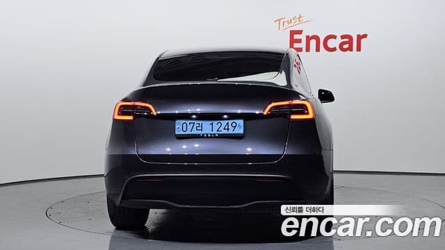 Tesla Model Y 4