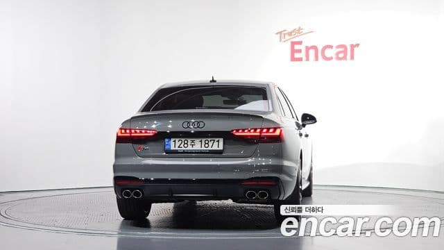 Audi S4 (B9) 4
