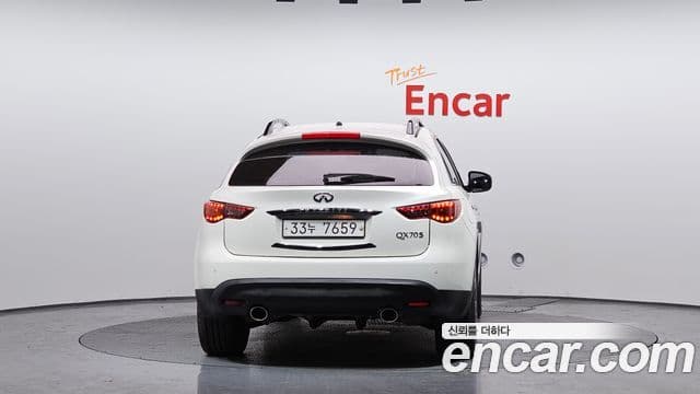 Infiniti QX70 4