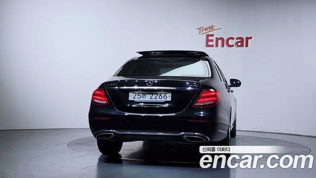 Mercedes-Benz E-Class W213 4