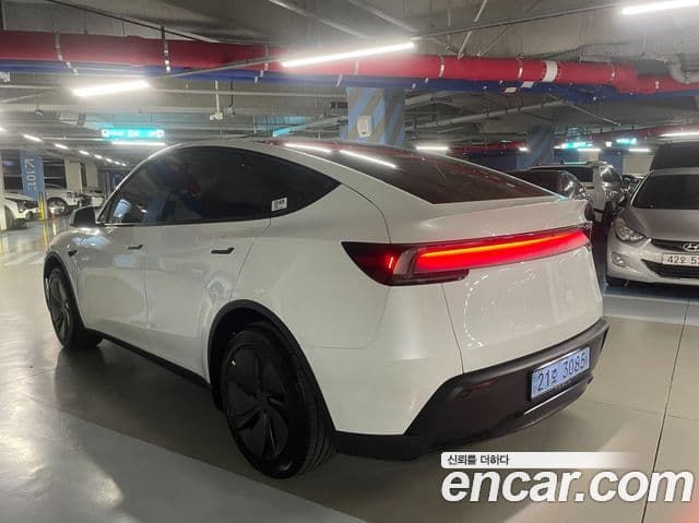 Tesla Model Y 2