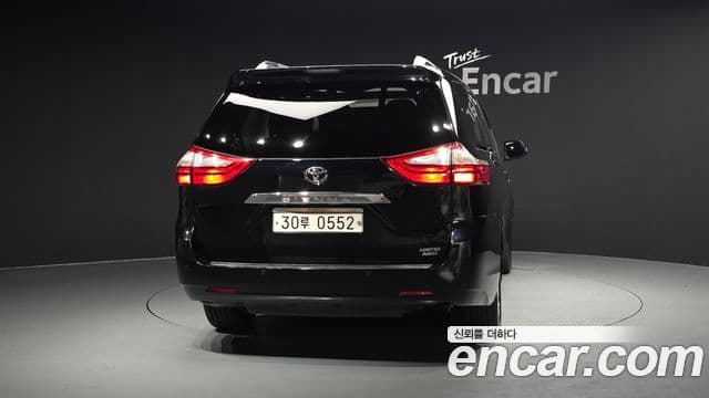 Toyota Sienna 4