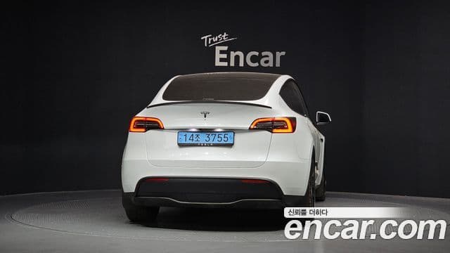 Tesla Model Y 4