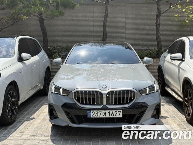 BMW 5 Series (G60)
