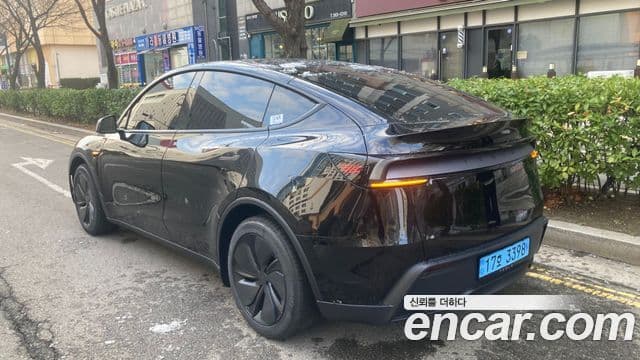Tesla Model Y 4