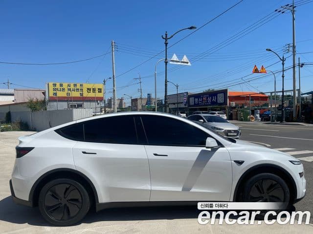 Tesla Model Y 4