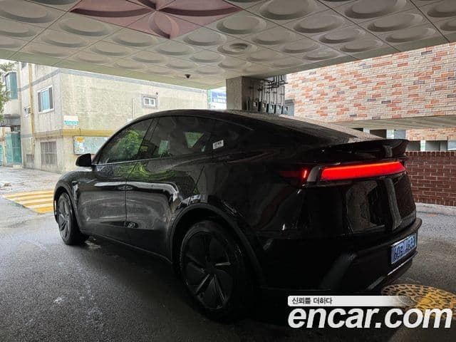 Tesla Model Y 4