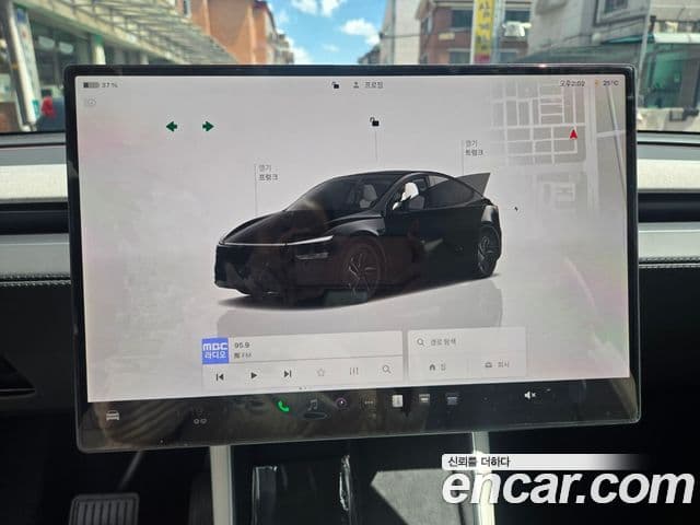 Tesla Model Y 4