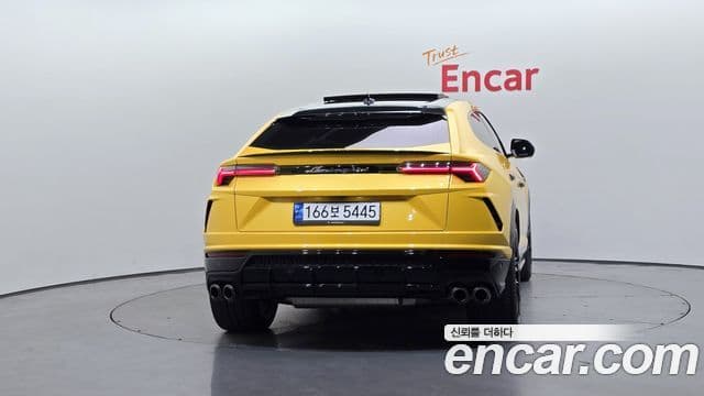 Lamborghini Urus 4