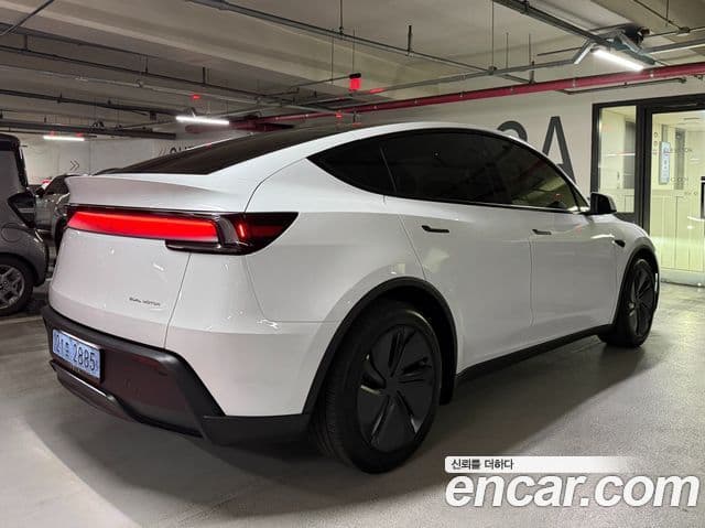 Tesla Model Y 4