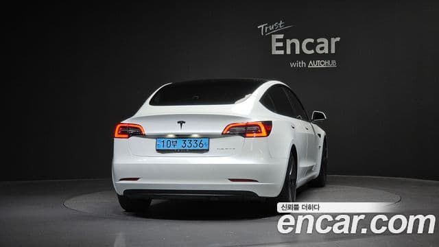 Tesla Model 3 4