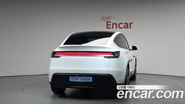 Tesla Model Y 4