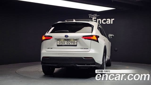 Lexus NX300h 4