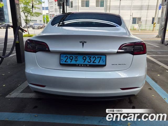 Tesla Model 3 4
