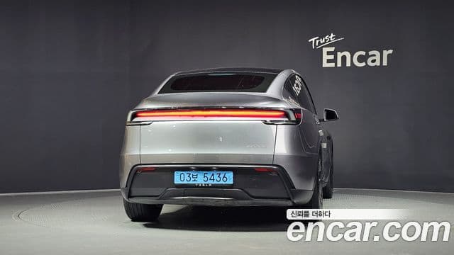 Tesla Model Y 4