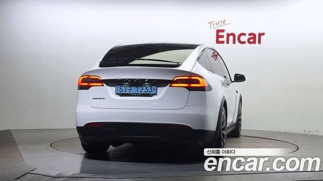 Tesla Model X 4