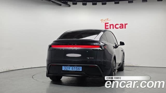 Tesla Model Y 4