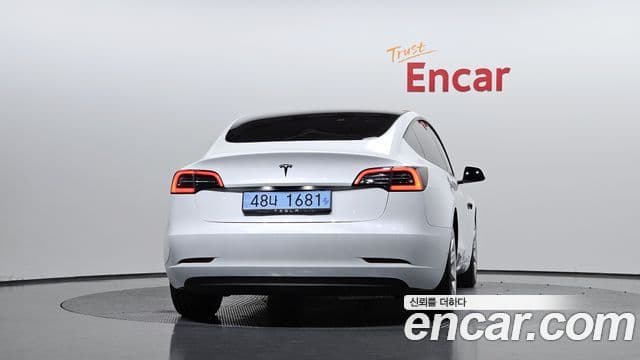 Tesla Model 3 4