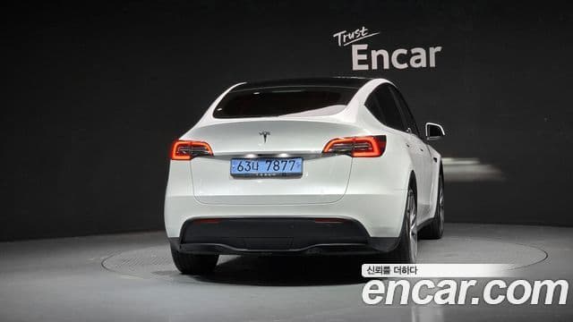 Tesla Model Y 4