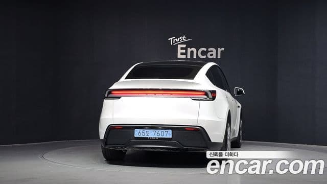 Tesla Model Y 4