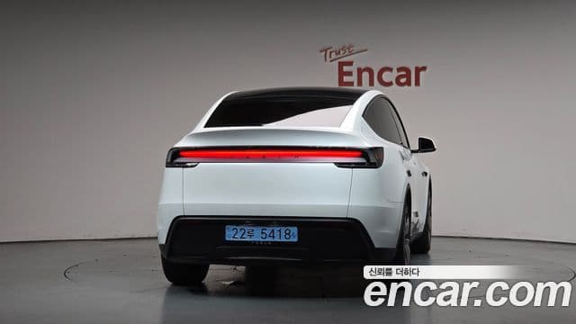 Tesla Model Y 4