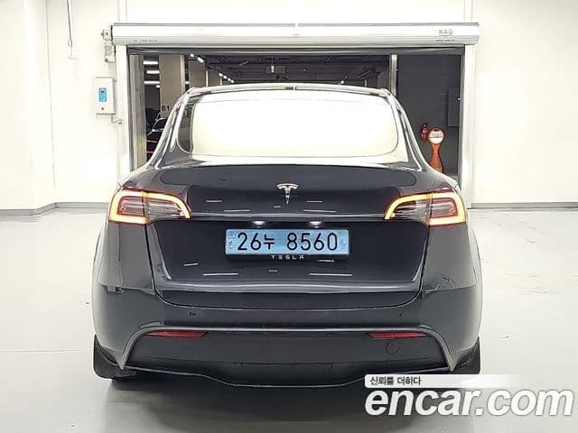 Tesla Model Y 4