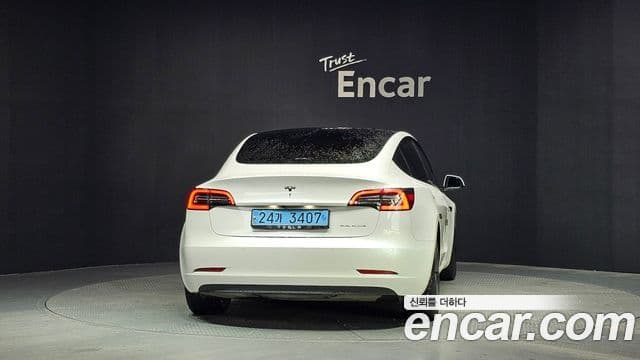 Tesla Model 3 4