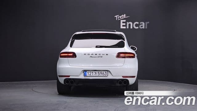 Porsche Macan 4