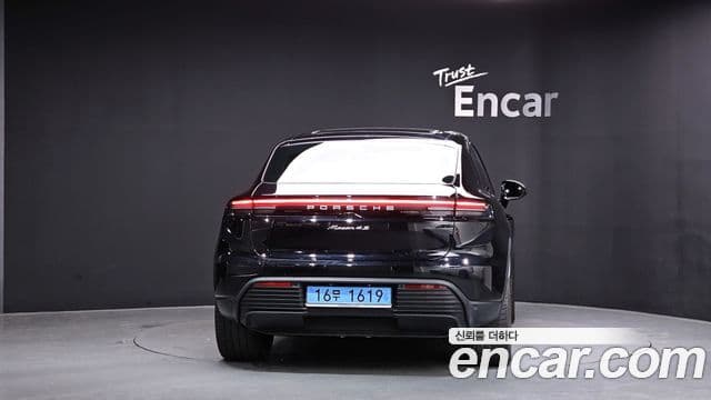 Porsche Macan EV 4
