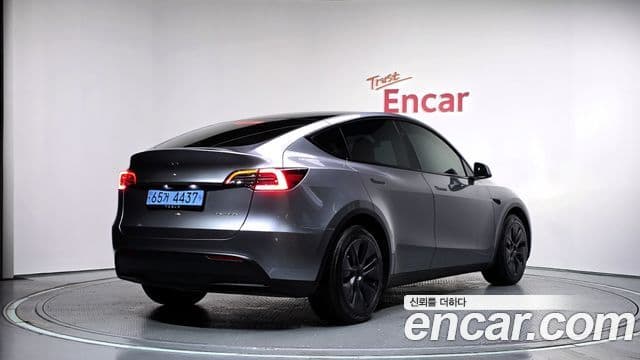 Tesla Model Y 2