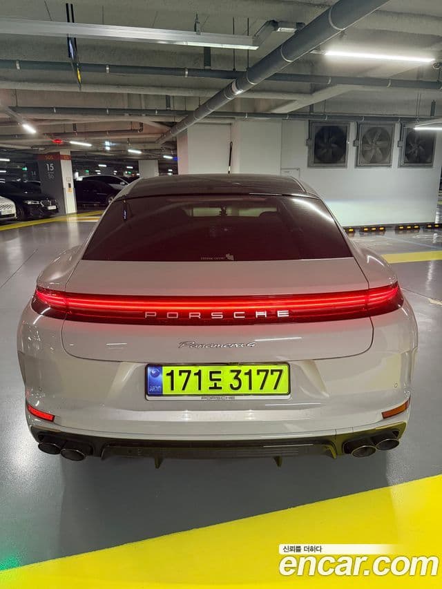 Porsche Panamera (976) 4
